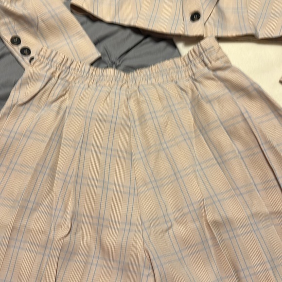 This two piece set gives off “Clueless” vibes. - Picture 5 of 7